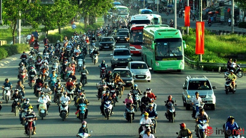 TP.HCM: Trẻ em mệt nhoài trong khói bụi trở lại Thành phố sau lễ - ảnh 16