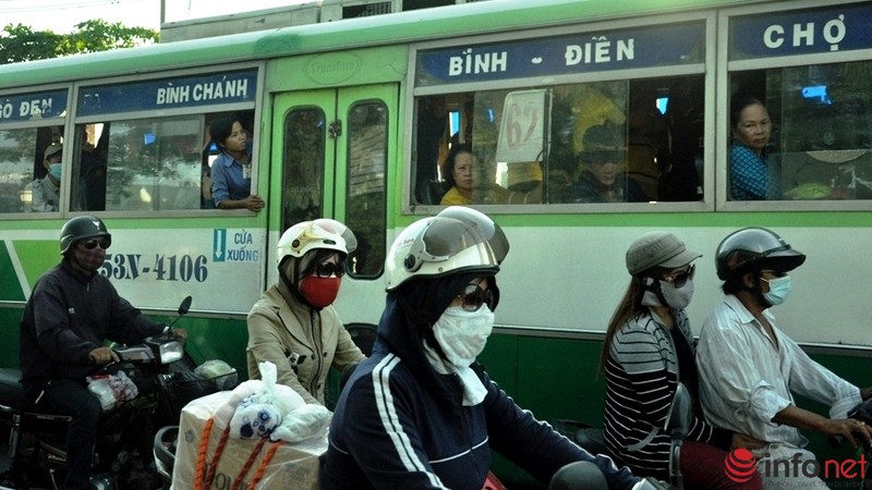 TP.HCM: Trẻ em mệt nhoài trong khói bụi trở lại Thành phố sau lễ - ảnh 7