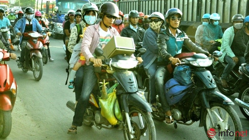 TP.HCM: Trẻ em mệt nhoài trong khói bụi trở lại Thành phố sau lễ - ảnh 9