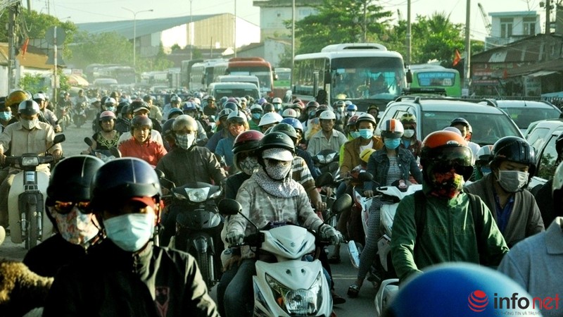 TP.HCM: Trẻ em mệt nhoài trong khói bụi trở lại Thành phố sau lễ - ảnh 1
