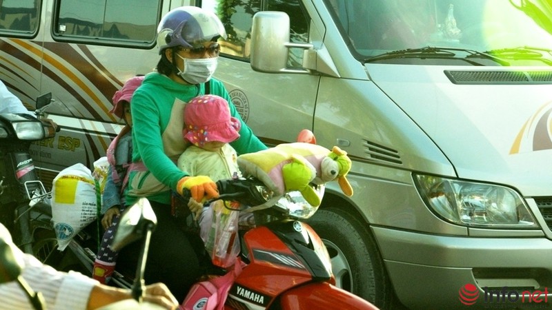 TP.HCM: Trẻ em mệt nhoài trong khói bụi trở lại Thành phố sau lễ - ảnh 10