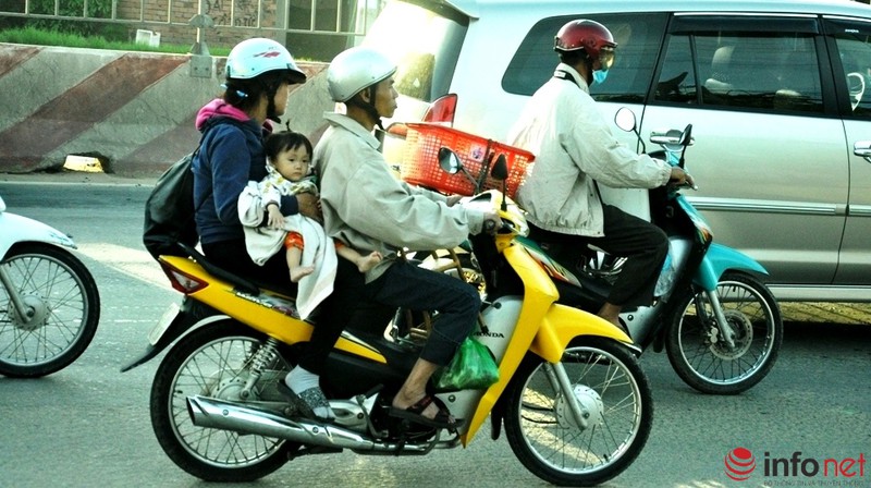 TP.HCM: Trẻ em mệt nhoài trong khói bụi trở lại Thành phố sau lễ - ảnh 11