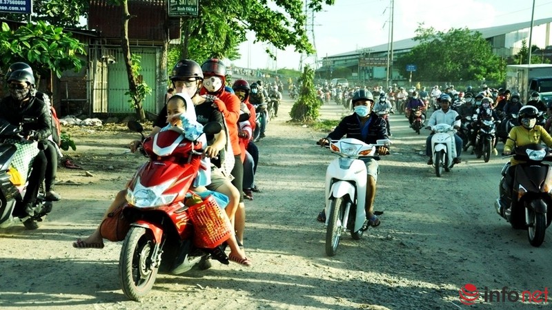 TP.HCM: Trẻ em mệt nhoài trong khói bụi trở lại Thành phố sau lễ - ảnh 12