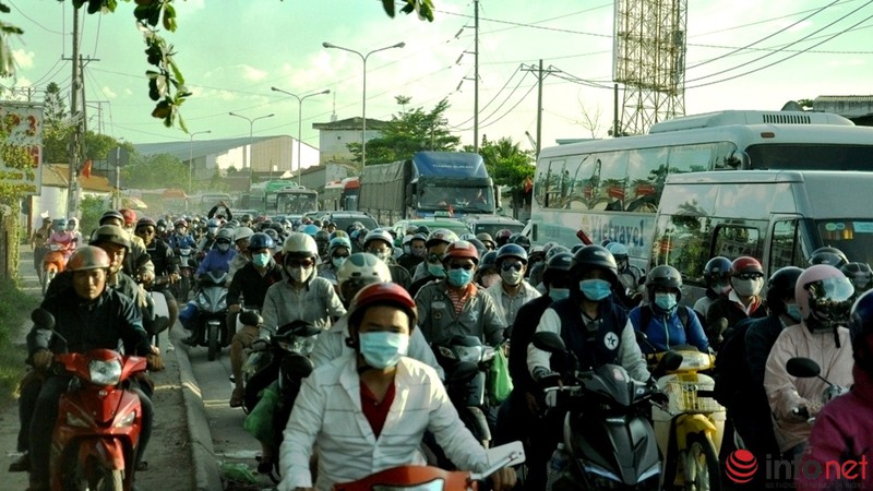 TP.HCM: Trẻ em mệt nhoài trong khói bụi trở lại Thành phố sau lễ - ảnh 2