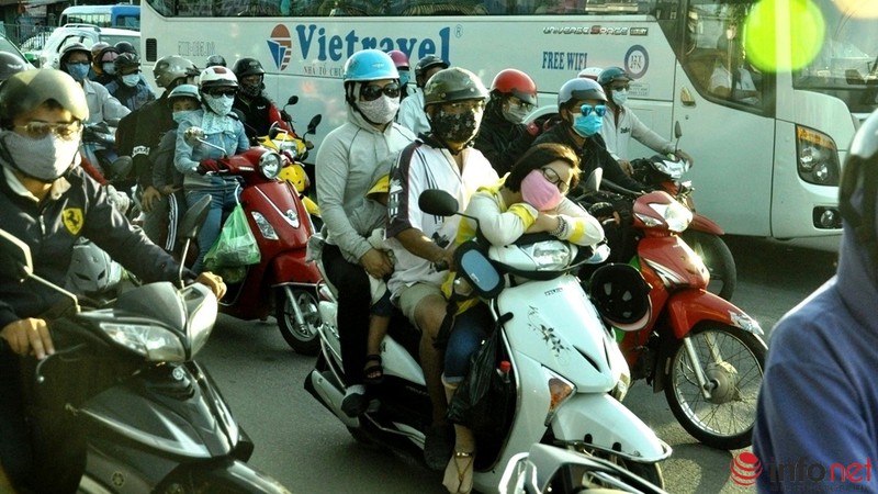 TP.HCM: Trẻ em mệt nhoài trong khói bụi trở lại Thành phố sau lễ - ảnh 13