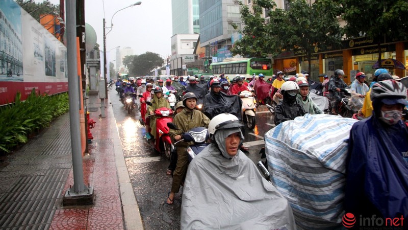 TP.HCM mưa lớn ngày thứ 3 liên tiếp, học sinh, phụ huynh nháo nhác về nhà - ảnh 2