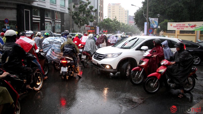 TP.HCM mưa lớn ngày thứ 3 liên tiếp, học sinh, phụ huynh nháo nhác về nhà - ảnh 3