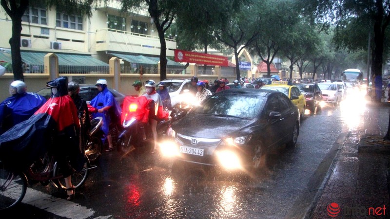 TP.HCM mưa lớn ngày thứ 3 liên tiếp, học sinh, phụ huynh nháo nhác về nhà - ảnh 7
