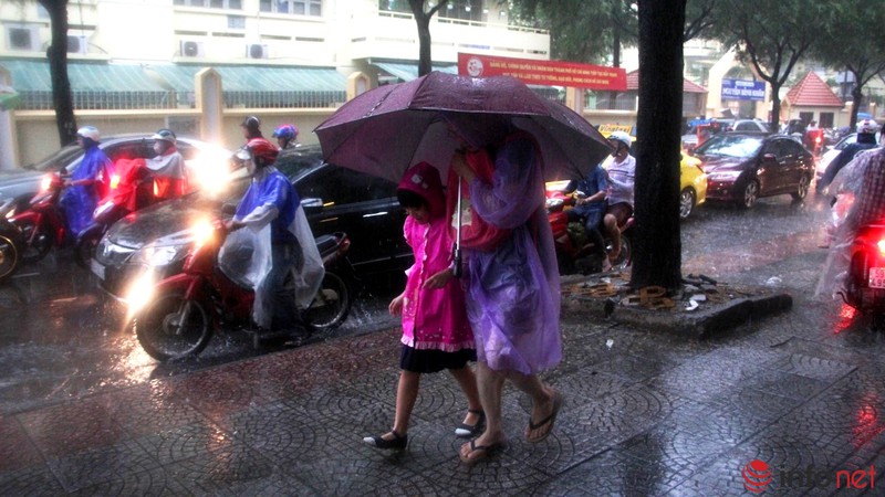 TP.HCM mưa lớn ngày thứ 3 liên tiếp, học sinh, phụ huynh nháo nhác về nhà - ảnh 8