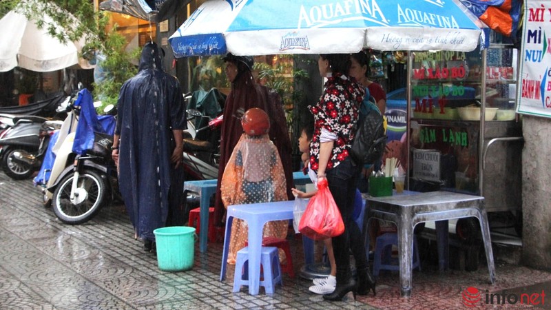 TP.HCM mưa lớn ngày thứ 3 liên tiếp, học sinh, phụ huynh nháo nhác về nhà - ảnh 13