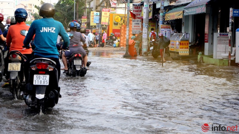 Người lớn, trẻ em mệt nhoài sáng đầu tuần vì triều cường, tắc đường - ảnh 11