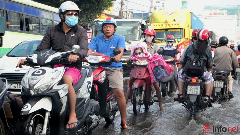 Người lớn, trẻ em mệt nhoài sáng đầu tuần vì triều cường, tắc đường - ảnh 12