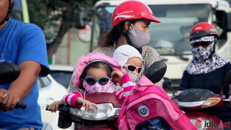 Người lớn, trẻ em mệt nhoài sáng đầu tuần vì triều cường, tắc đường - ảnh 5