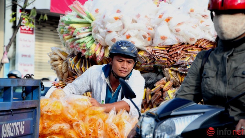 Người lớn, trẻ em mệt nhoài sáng đầu tuần vì triều cường, tắc đường - ảnh 7