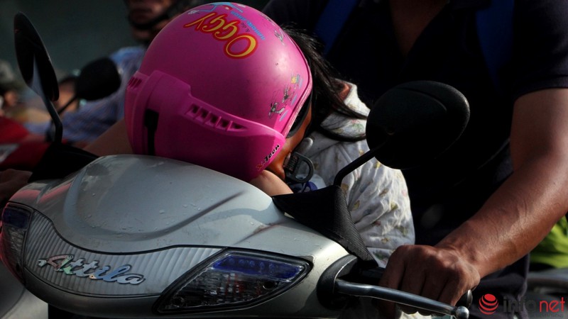 Người lớn, trẻ em mệt nhoài sáng đầu tuần vì triều cường, tắc đường - ảnh 3