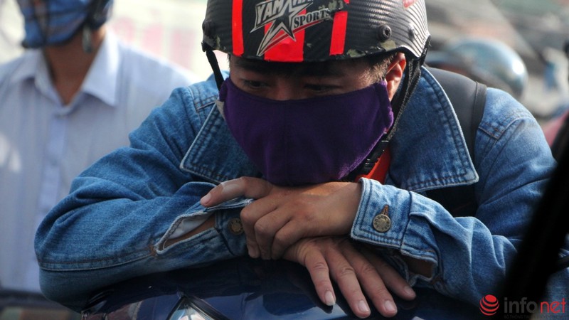 Người lớn, trẻ em mệt nhoài sáng đầu tuần vì triều cường, tắc đường - ảnh 6