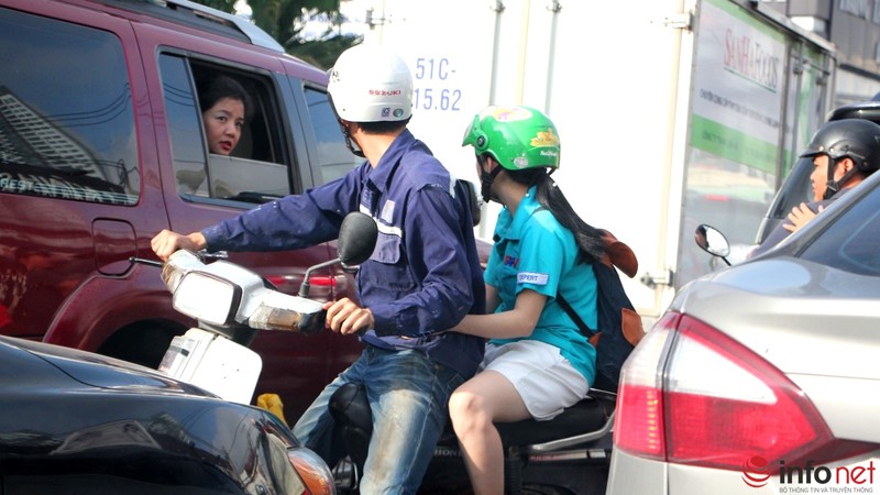 Người lớn, trẻ em mệt nhoài sáng đầu tuần vì triều cường, tắc đường - ảnh 8