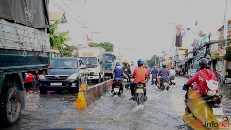 Người lớn, trẻ em mệt nhoài sáng đầu tuần vì triều cường, tắc đường - ảnh 10