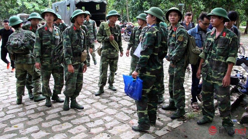 Hình ảnh toàn cảnh buổi tìm kiếm trực thăng EC-130 và đưa các phi công xuống núi - ảnh 2