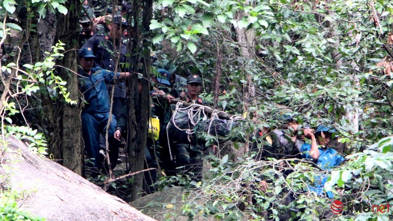 Hình ảnh toàn cảnh buổi tìm kiếm trực thăng EC-130 và đưa các phi công xuống núi - ảnh 14