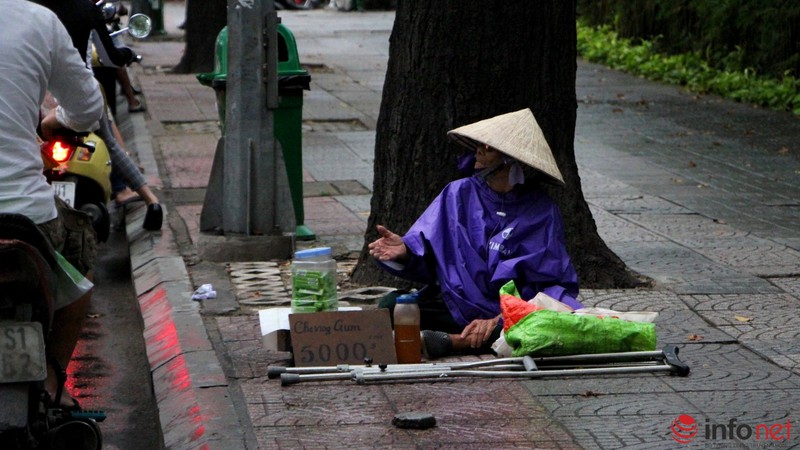Người dân TP.HCM co ro trong mưa bụi hiếm gặp - ảnh 15