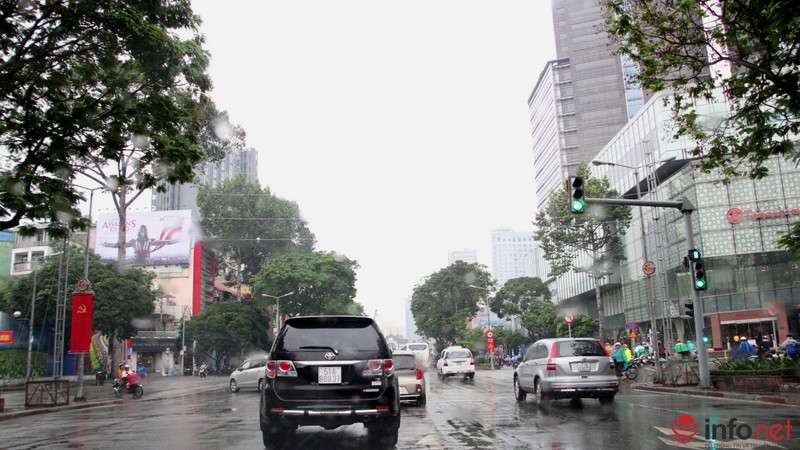 Người dân TP.HCM co ro trong mưa bụi hiếm gặp - ảnh 2