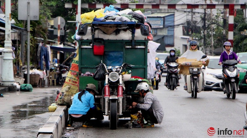 Người dân TP.HCM co ro trong mưa bụi hiếm gặp - ảnh 12