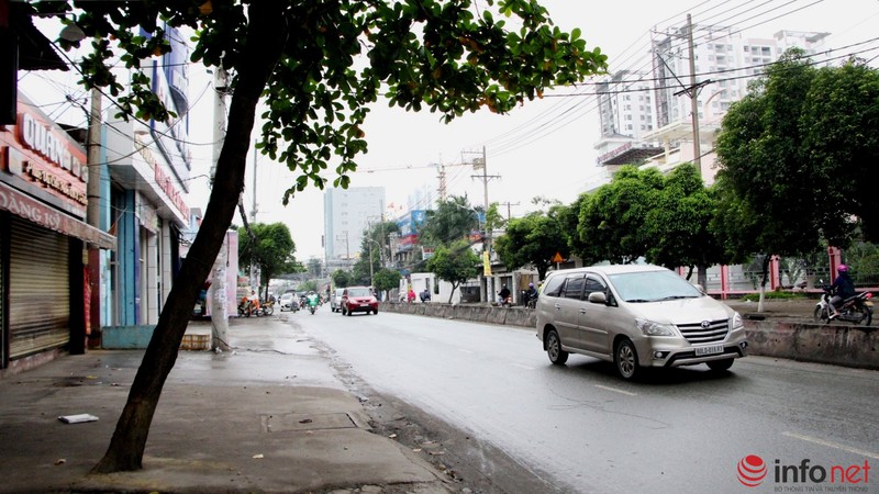 Người dân TP.HCM co ro trong mưa bụi hiếm gặp - ảnh 9