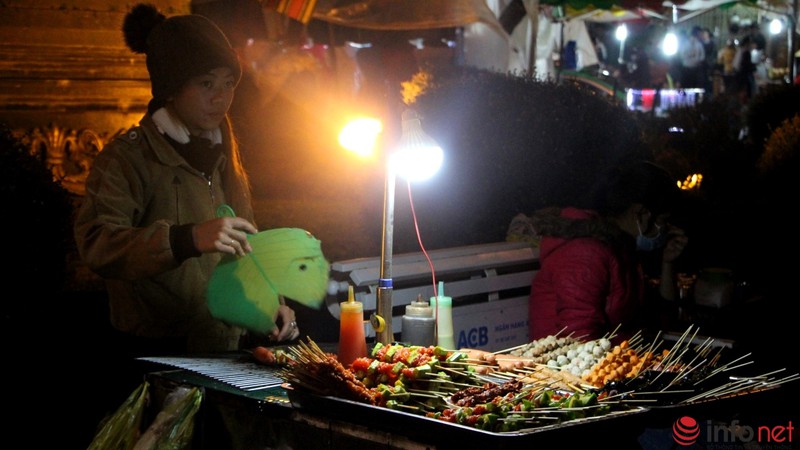 Độc đáo kỹ năng viết chữ lên hạt gạo tại Chợ đêm Đà Lạt - ảnh 10