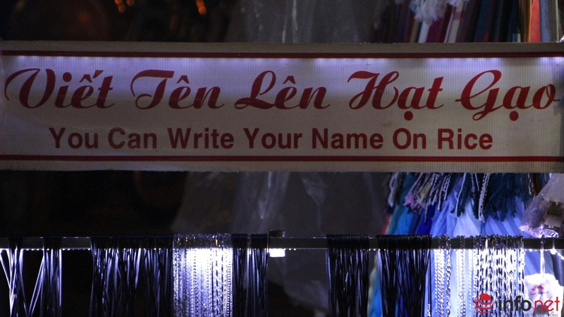Độc đáo kỹ năng viết chữ lên hạt gạo tại Chợ đêm Đà Lạt - ảnh 9