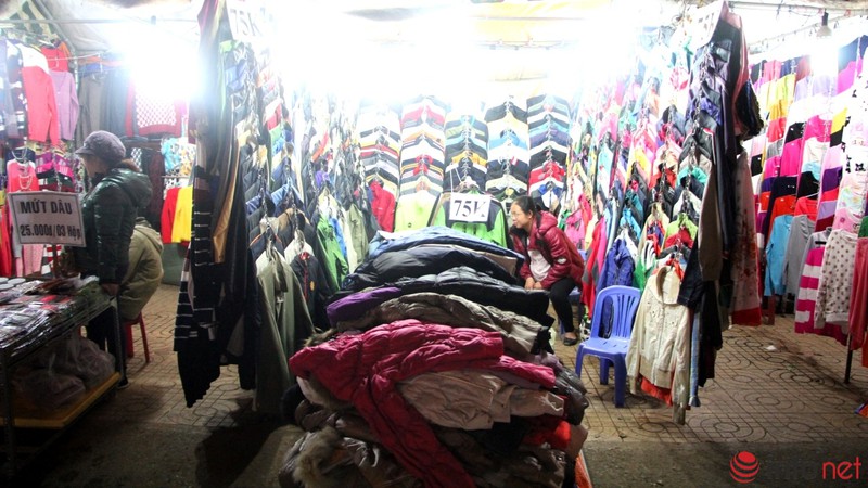 Độc đáo kỹ năng viết chữ lên hạt gạo tại Chợ đêm Đà Lạt - ảnh 14