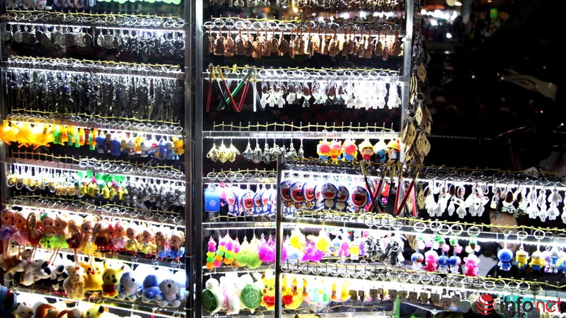 Độc đáo kỹ năng viết chữ lên hạt gạo tại Chợ đêm Đà Lạt - ảnh 15