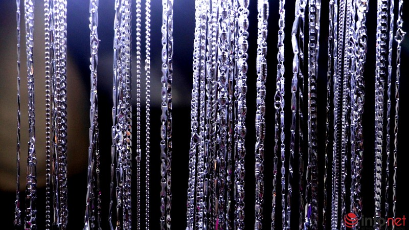 Độc đáo kỹ năng viết chữ lên hạt gạo tại Chợ đêm Đà Lạt - ảnh 16