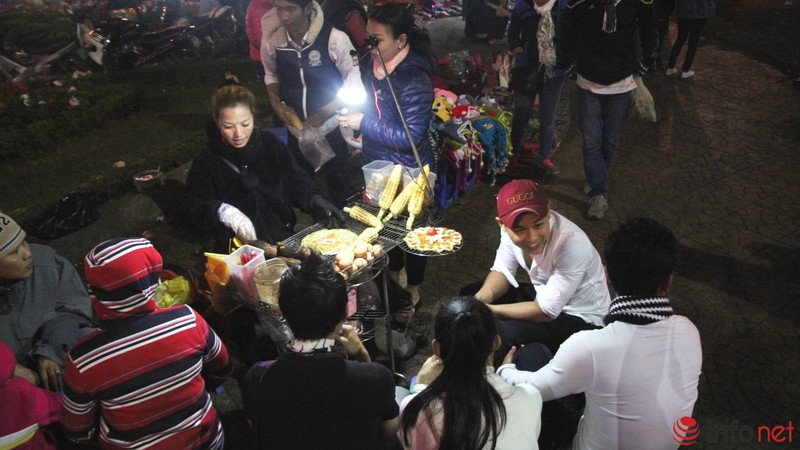 Độc đáo kỹ năng viết chữ lên hạt gạo tại Chợ đêm Đà Lạt - ảnh 12