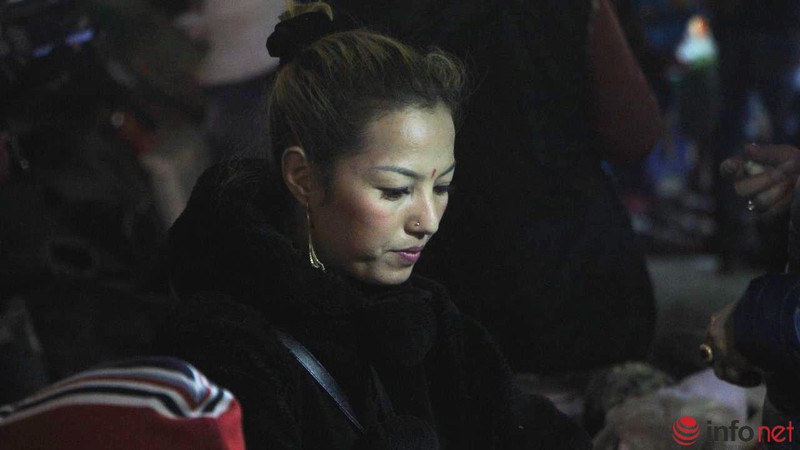 Độc đáo kỹ năng viết chữ lên hạt gạo tại Chợ đêm Đà Lạt - ảnh 13