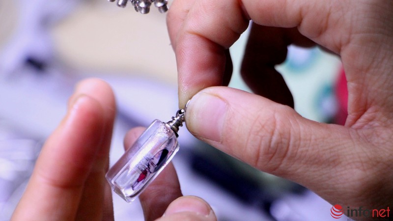 Độc đáo kỹ năng viết chữ lên hạt gạo tại Chợ đêm Đà Lạt - ảnh 7