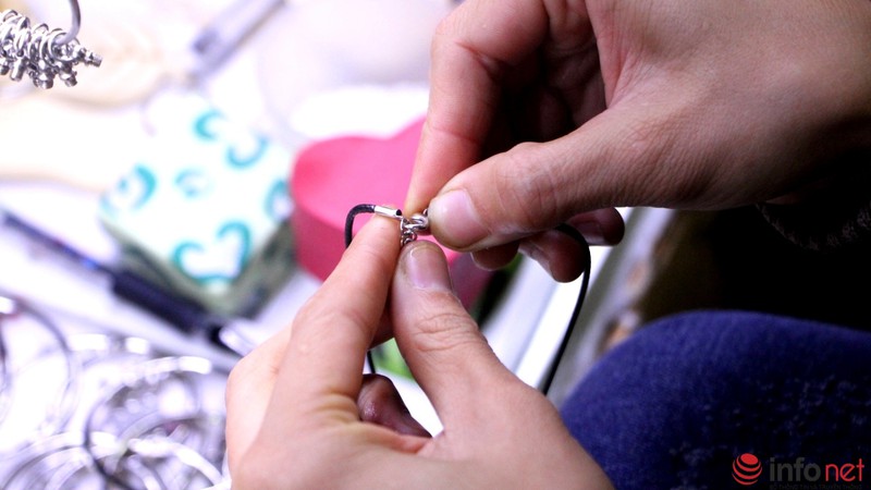 Độc đáo kỹ năng viết chữ lên hạt gạo tại Chợ đêm Đà Lạt - ảnh 8