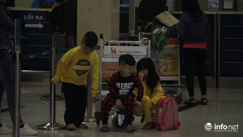 Trẻ em mệt nhoài khi ra sân bay cùng ba mẹ lúc rạng sáng - ảnh 12