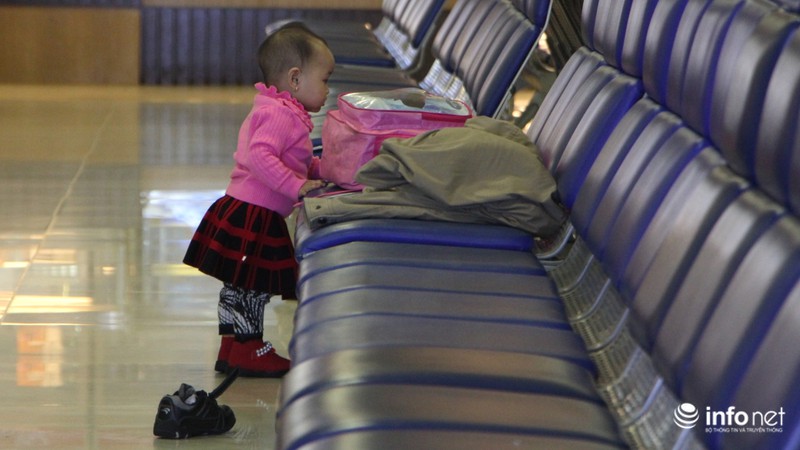 Trẻ em mệt nhoài khi ra sân bay cùng ba mẹ lúc rạng sáng - ảnh 15