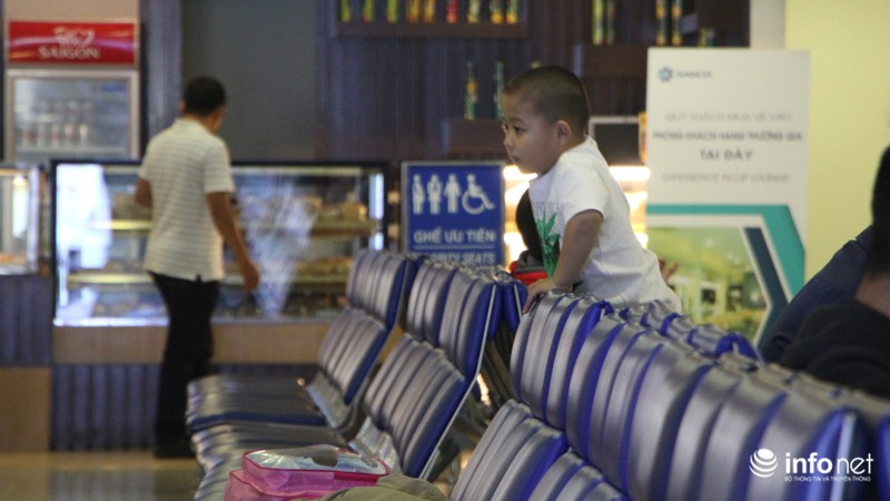 Trẻ em mệt nhoài khi ra sân bay cùng ba mẹ lúc rạng sáng - ảnh 16