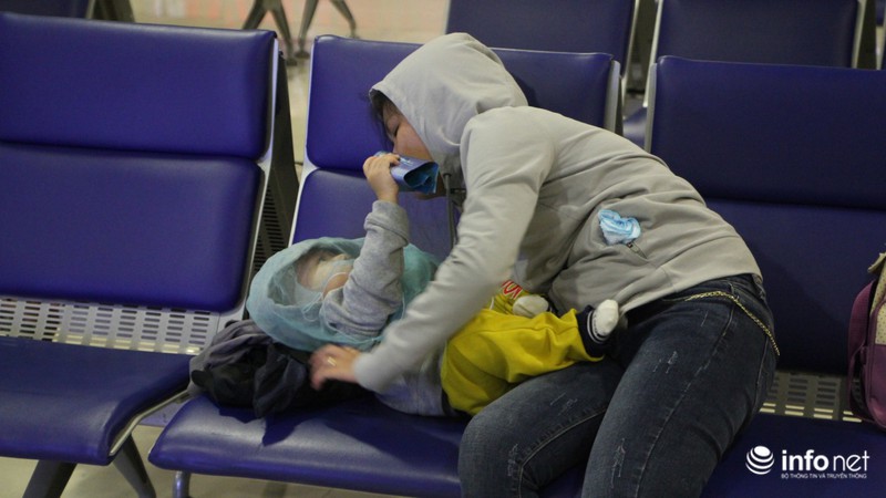 Trẻ em mệt nhoài khi ra sân bay cùng ba mẹ lúc rạng sáng - ảnh 21