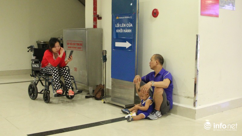 Trẻ em mệt nhoài khi ra sân bay cùng ba mẹ lúc rạng sáng - ảnh 4