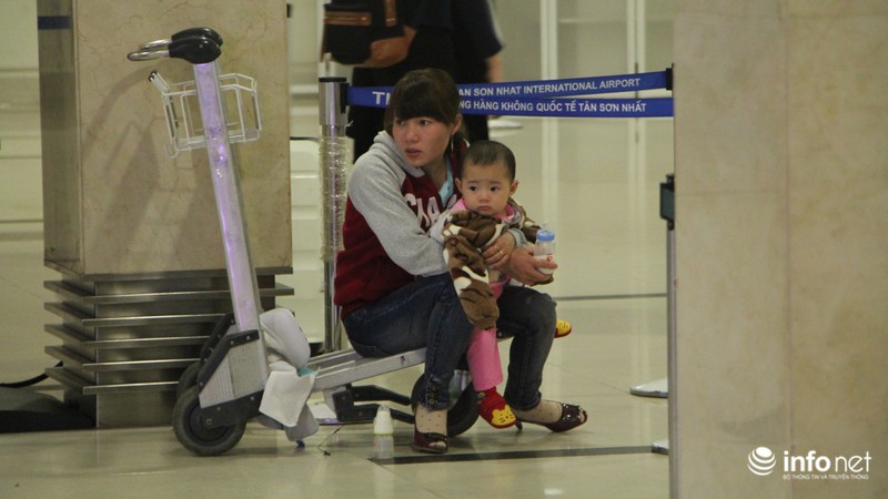 Trẻ em mệt nhoài khi ra sân bay cùng ba mẹ lúc rạng sáng - ảnh 5
