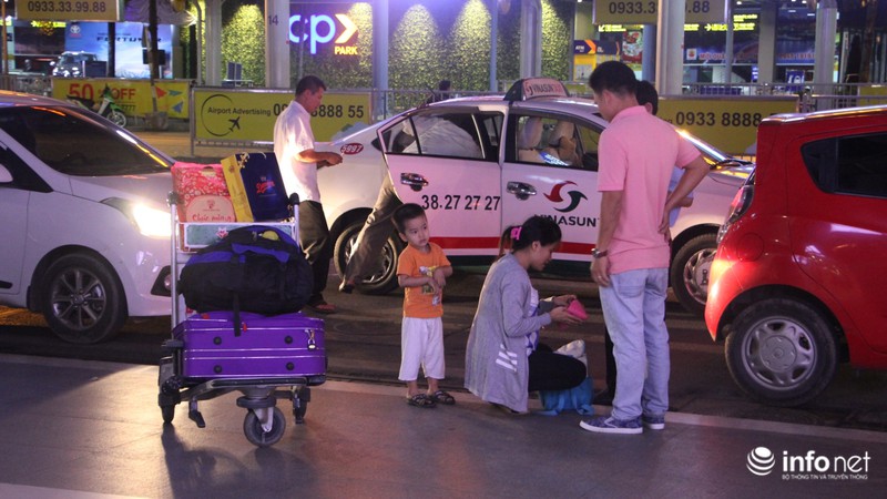 Trẻ em mệt nhoài khi ra sân bay cùng ba mẹ lúc rạng sáng - ảnh 1