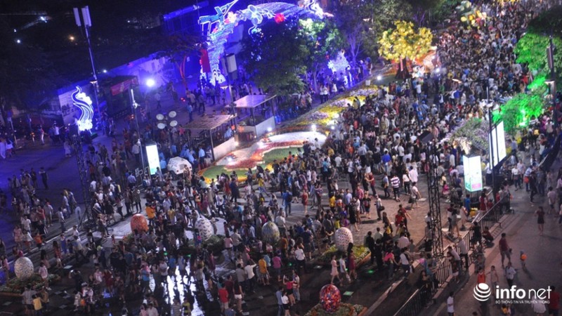 Hàng chục ngàn người đổ ra đường hoa Nguyễn Huệ ngày khai mạc - ảnh 14