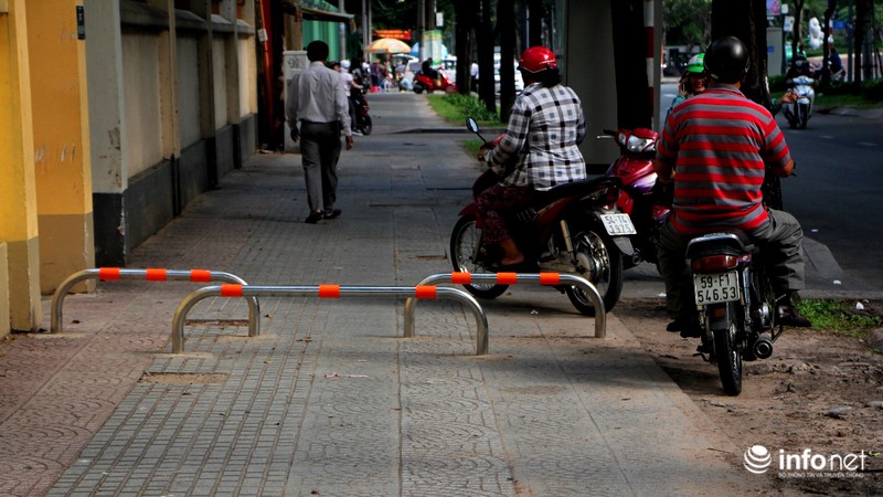 TP.HCM: Cỏ bồn hoa chết sạch vì... barie chắn ngang vỉa hè - ảnh 3