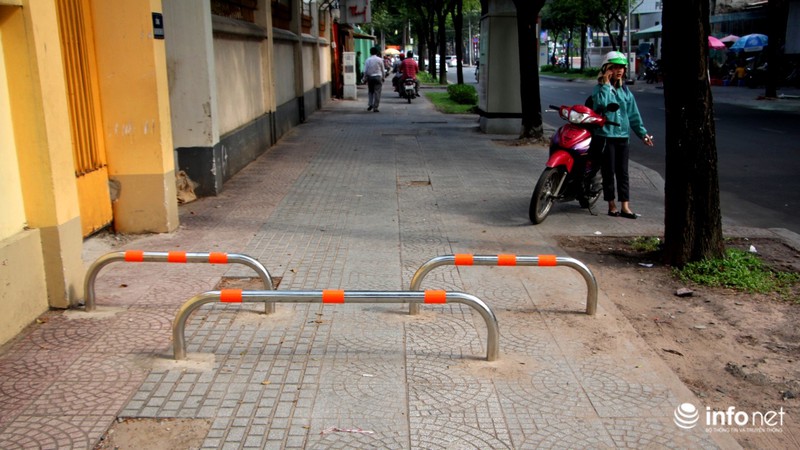 TP.HCM: Cỏ bồn hoa chết sạch vì... barie chắn ngang vỉa hè - ảnh 1