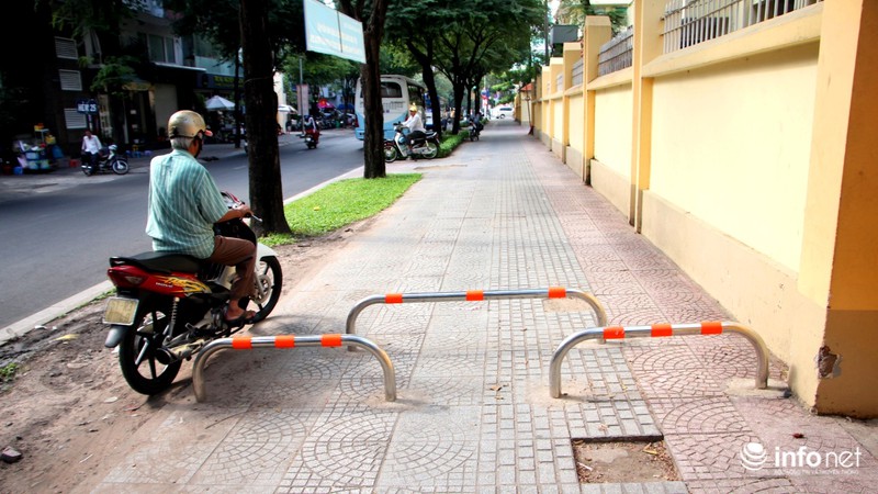 TP.HCM: Cỏ bồn hoa chết sạch vì... barie chắn ngang vỉa hè - ảnh 4