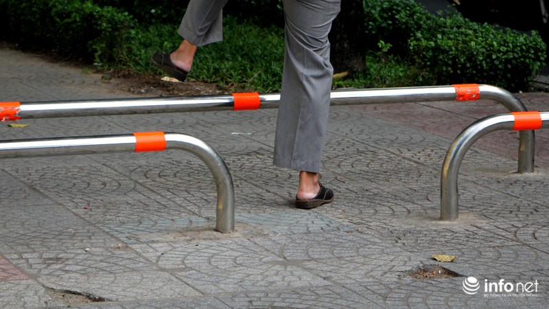 TP.HCM: Cỏ bồn hoa chết sạch vì... barie chắn ngang vỉa hè - ảnh 6