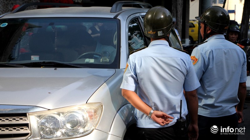 Quận 1 phá sạch bậc lên xuống, bồn cây, chướng ngại vật lấn chiếm vỉa hè - ảnh 4